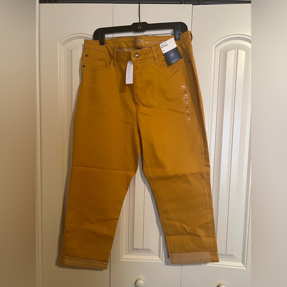 Stretch crop colored denim. Women’s plus size